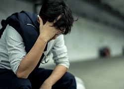 Xem phim "Sex education" đến tập cuối cùng, tôi chợt nhớ lại câu hét "Con căm thù bố" lúc 14 tuổi mà thấy lòng quặn đau