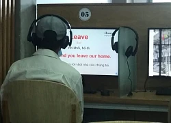Bóng lưng người đàn ông đứng tuổi trong thư viện khiến nhiều bạn trẻ xấu hổ