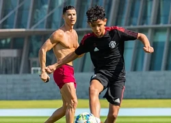 Bức ảnh của cha con Ronaldo viral vì chi tiết lạ