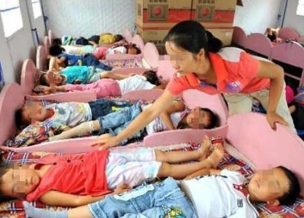 Bức ảnh ngủ trưa ở trường mẫu giáo khiến bà mẹ nổi giận đùng đùng, đòi làm ra lẽ: Nghe giải thích mà xấu hổ
