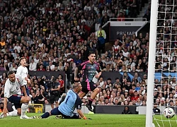 Carlos Tevez lập poker trong những tiếng la ó ở Old Trafford