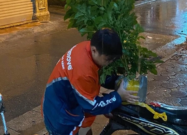 "Cho tớ xin cốc nước..." - Câu nói của shipper khiến cả cõi mạng nhức nhối