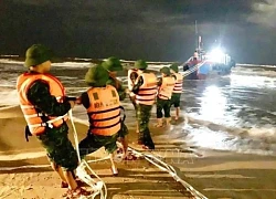Cứu hộ thành công tàu cá mắc cạn trên cồn đá