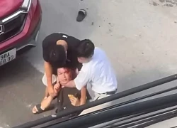 Điều tra vụ 2 cha con đánh người chảy máu đầu còn hỏi 'có biết tao là ai không'