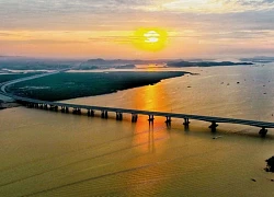 Ngắm hoàng hôn đỏ rực đẹp đến nghẹt thở trên sông Hồng