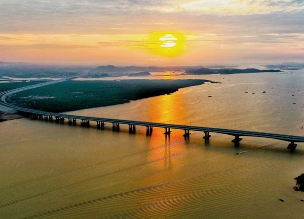 Ngắm hoàng hôn đỏ rực đẹp đến nghẹt thở trên sông Hồng
