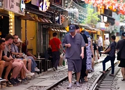 Phía sau vẻ đẹp của cà phê đường tàu ở Hà Nội: Trải nghiệm đầy rủi ro, khó xóa bỏ