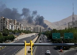 Rộ tin Iran đề nghị ngừng bắn khẩn cấp, Israel tuyên bố tiếp tục tấn công