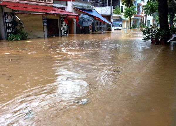 Thành phố Lạng Sơn ngập sâu, ô tô nổi lềnh bềnh trong biển nước