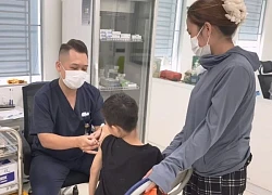 Về quê nghỉ hè, bé trai hơn 2 tuổi bị chó nhà hàng xóm cắn nhiều nhát vào cổ, tay và đùi