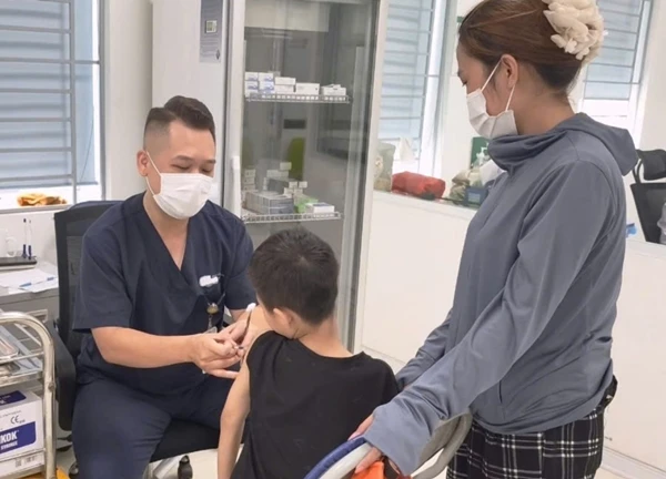 Về quê nghỉ hè, bé trai hơn 2 tuổi bị chó nhà hàng xóm cắn nhiều nhát vào cổ, tay và đùi