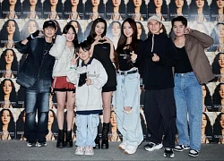 Vợ chồng nam nghệ sĩ Việt đứng cạnh Jisoo (BLACKPINK) khiến netizen phát sốt vì quá trẻ đẹp, soi sang sự nghiệp 600 bài hát còn sốc hơn