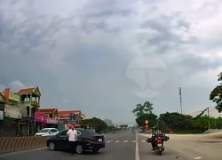 Ô tô tải biển xanh lật đè 2 xe máy ở của ngõ TPHCM, hai người bị thương