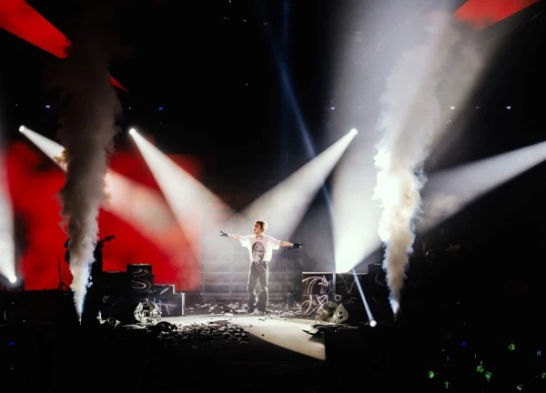 Xôn xao cảnh tượng "kỳ dị" tại concert Kim Jae Joong ở Hà Nội: Cả SVĐ như zombie săn mồi!