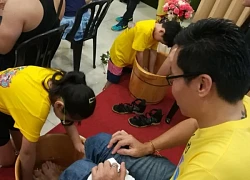 1000 trẻ mẫu giáo bỗng trở thành "nhân viên mát xa", phải quỳ xuống rửa chân cho người lớn