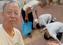 Anh em song sinh quỳ lạy ông nội sau kỳ thi đại học khắc nghiệt