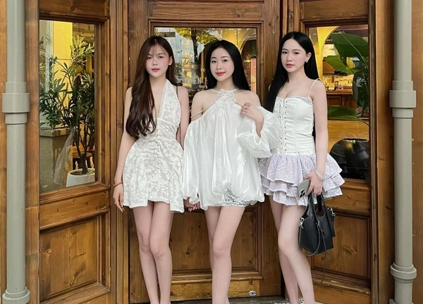 Bức ảnh cô dâu Đắk Lắk chụp với bạn thân khiến dân mạng 'khẩu chiến'