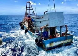 Cảnh sát biển cứu người bị thương nặng trên tàu cá