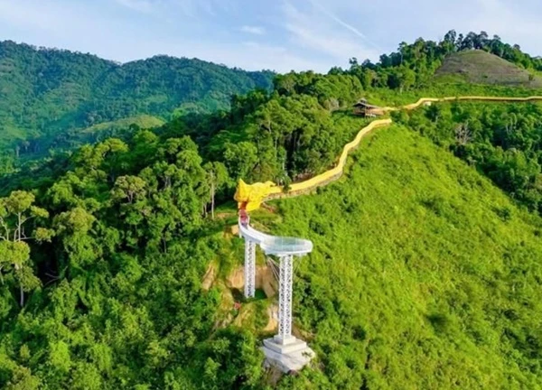 Cầu kính Ngọc Rồng - Biểu tượng mới tại KDL sinh thái Cổng trời Đông Giang