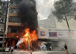 Cháy dữ dội trước quán ăn ở trung tâm TPHCM, khách đang dùng bữa hoảng hốt tháo chạy