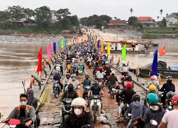 Chính thức nối lại cầu phao Phong Châu sau một tuần tạm ngừng