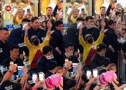 Chùm ảnh fan Việt viral ra MXH quốc tế: Bé áo hồng có kinh nghiệm đu G-Dragon từ năm 1 tuổi chiếm trọn spotlight!