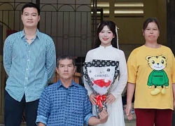Chuyện cảm động sau bức ảnh kỷ yếu bố mẹ chụp cùng con gái ở Hòa Bình