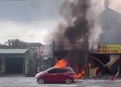Clip chồng đổ xăng trước cửa dọa vợ, không ngờ sát vách có bếp: Lửa bùng lên gây cháy lớn