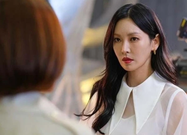 Bị ốm nằm bẹp trên giường thì có cô gái trẻ đến hỏi thăm, khi biết danh tính cô ấy, mặt chồng tôi biến sắc