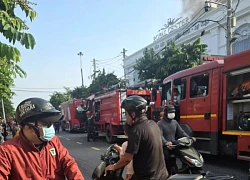 Đang cháy lớn tại trung tâm tiệc cưới ở TPHCM, khói bốc ngút trời