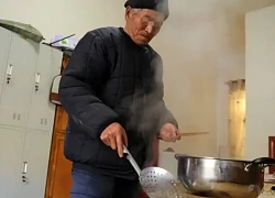 Đến bữa cơm, bố chồng bỗng lôi 1 thứ từ sâu trong tủ lạnh ra khiến cả nhà xây xẩm mặt mày