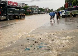 Mưa lớn kéo dài từ đêm trước chưa dứt, TP Thái Nguyên ngập nghiêm trọng
