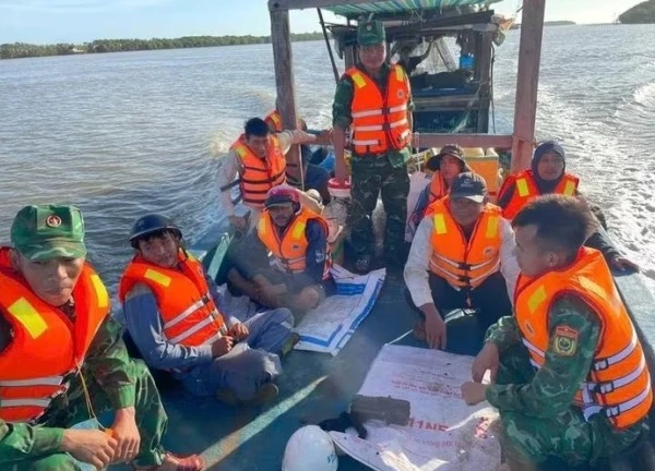 Sóc Trăng: Cứu nạn 7 công nhân trên sà lan mắc cạn do thời tiết xấu
