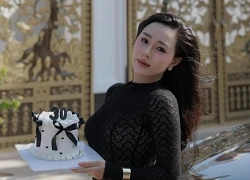 Vợ Hồ Tấn Tài hóa thân thành "nữ tổng tài" sexy trong xế hộp