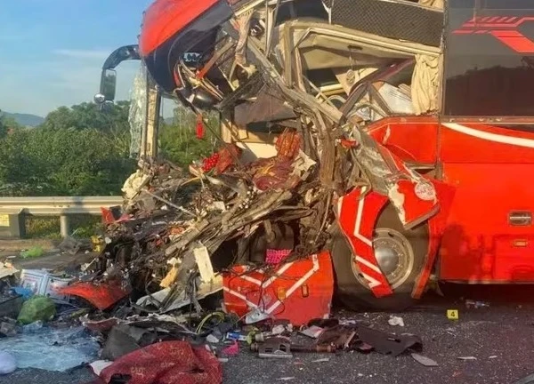 Vụ ô tô khách tông đuôi xe container trên cao tốc: Tạm giữ tài xế xe container