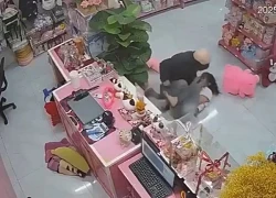 2 đối tượng dùng dao khống chế nữ nhân viên bán hàng: Pha xử lý thông minh của cô gái trong 3 phút