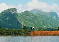 Cao nguyên cách Hà Nội 300km có biển mây, thác nước, khách rộn ràng reo vui