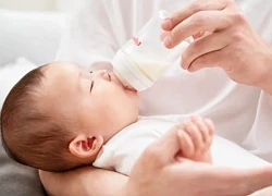Con gái mới hơn 1 tuổi bỗng bỏ ăn, rối loạn tiêu hóa liên miên, tôi bần thần khi phát hiện ra việc bố chồng lén lút làm với hộp sữa của cháu