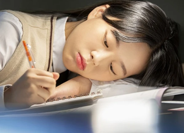 Con gái suy sụp, nhịn ăn mất ngủ, nằm lì trong phòng vì trượt lớp 10 trường công