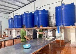 Danh tính người thuê đổ bỏ nghìn chai nước mắm đã hết hạn