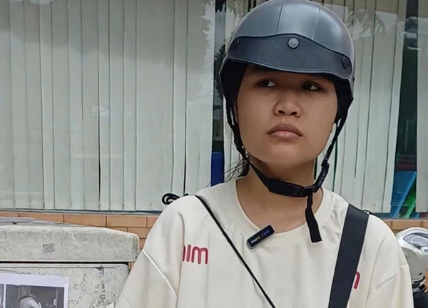 Đeo bảng đi tìm mẹ suốt 3 tháng giữa TPHCM, cô gái 18 tuổi vỡ òa khi đoàn tụ