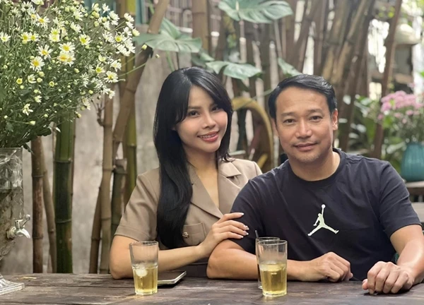 HLV Vũ Hồng Việt vô địch V.League liền cưới vợ lần 2, cô dâu là BTV xinh đẹp VTV, Văn Hậu phải khen đỉnh quá!