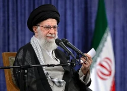Iran tuyên bố không đầu hàng giữa lúc "nước sôi lửa bỏng"