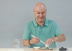 Khách Tây ăn 1 món dân dã của Việt Nam liền thốt lên: "Sao người Việt các bạn chế ra nhiều món ngon thế?"