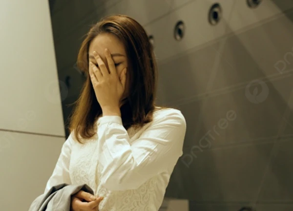 Mặc chiếc váy ngủ quyến rũ, khẽ chạm tay vào người chồng thủ thỉ, câu đáp của anh bắt tôi phải "tỉnh lại"