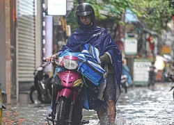 Mưa xối xả tại Yên Bái, ô tô bì bõm vượt qua biển nước