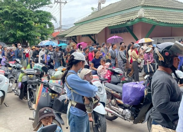 Người Campuchia "sang Thái Lan mua xăng dầu giá rẻ"