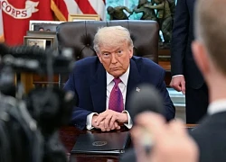 Ông Trump ám chỉ thay đổi chính quyền Tehran, Iran đóng cửa eo biển Hormuz