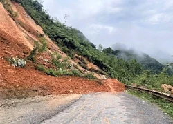 Sạt lở đất gây ách tắc giao thông tại Hòa Bình