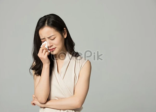 Trời nóng gần 40 độ, vợ chồng tôi đi làm vừa nóng vừa mệt nhưng tối đến cứ đặt lưng lên giường là bố chồng lại gõ cửa cồng cộc
